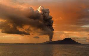 Дымящийся островной вулкан