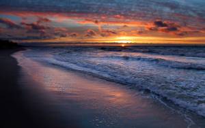 Закат на фоне берега моря