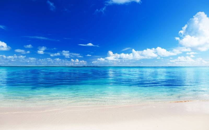 Обои Голубое небо над морским пляжем