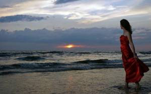 Девушка в красном платье на берегу моря