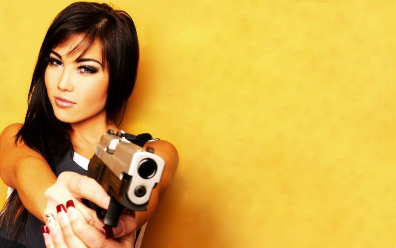 Обои Красивая девушка с пистолетом