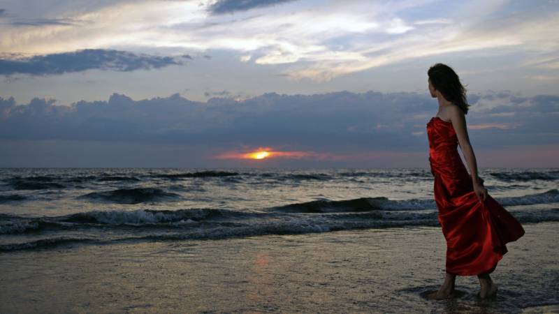 Обои Девушка в красном платье на берегу моря