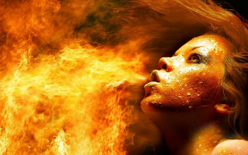 Обои Огненная девушка выдыхающая пламя