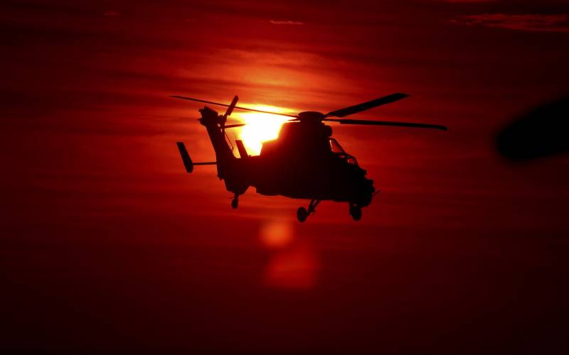 Обои Вертолет в лучах закатного солнца