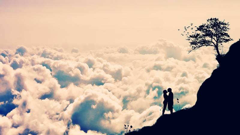 Обои Влюбленная пара выше облаков