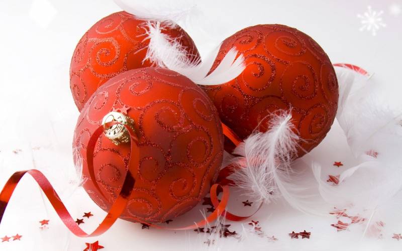 Обои Красные новогодние шары на елку