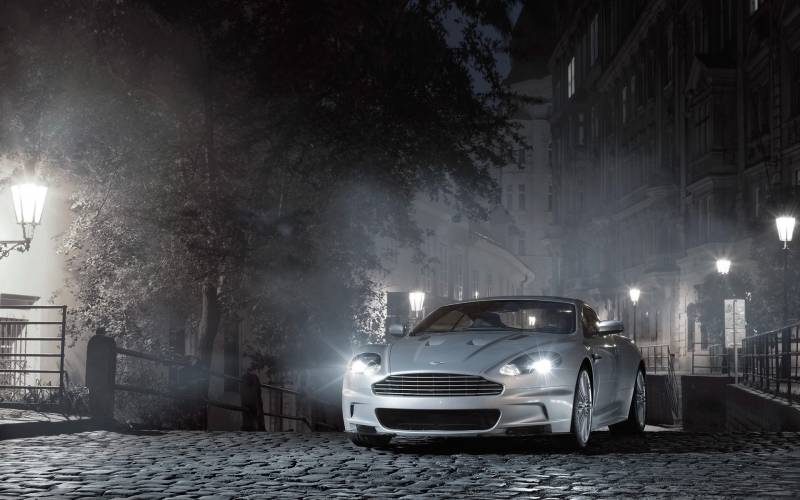 Обои Серый Aston Martin на вечерней улице Лондона