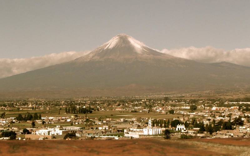 Обои Город возле вулкана
