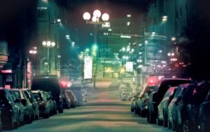 Припаркованные машины в ночном городе