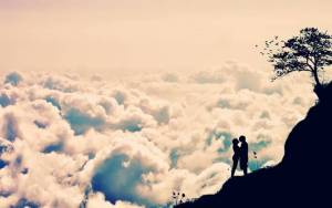 Влюбленная пара выше облаков