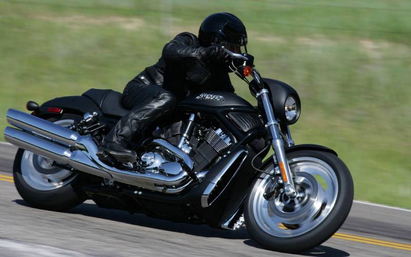 Обои Harley Davidson черный гонщик