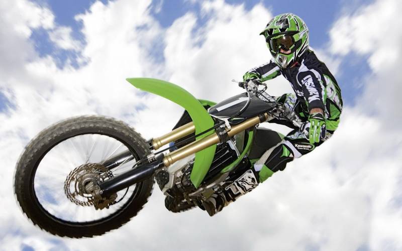 Обои Kawasaki KX250F в прыжке