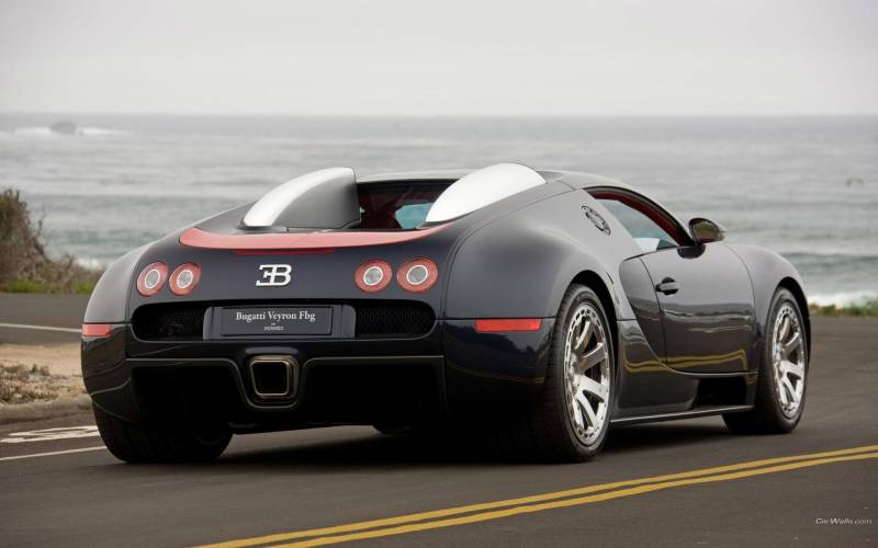 Обои Bugatti Veyron вид сзади