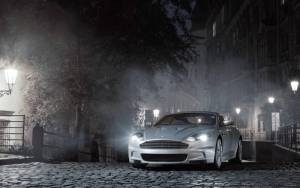 Серый Aston Martin на вечерней улице Лондона