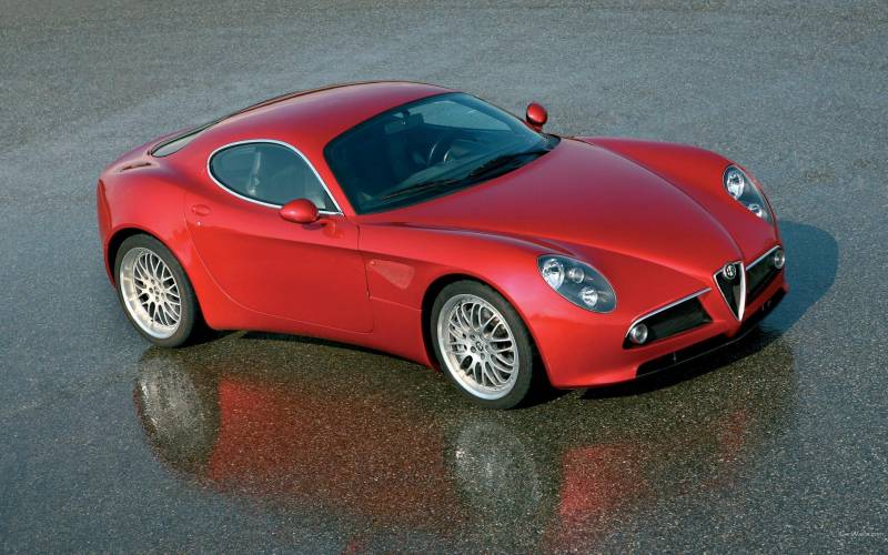 Обои Alfa Romeo 8C Spider на асфальте