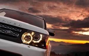 Белый Land Rover на фоне заката